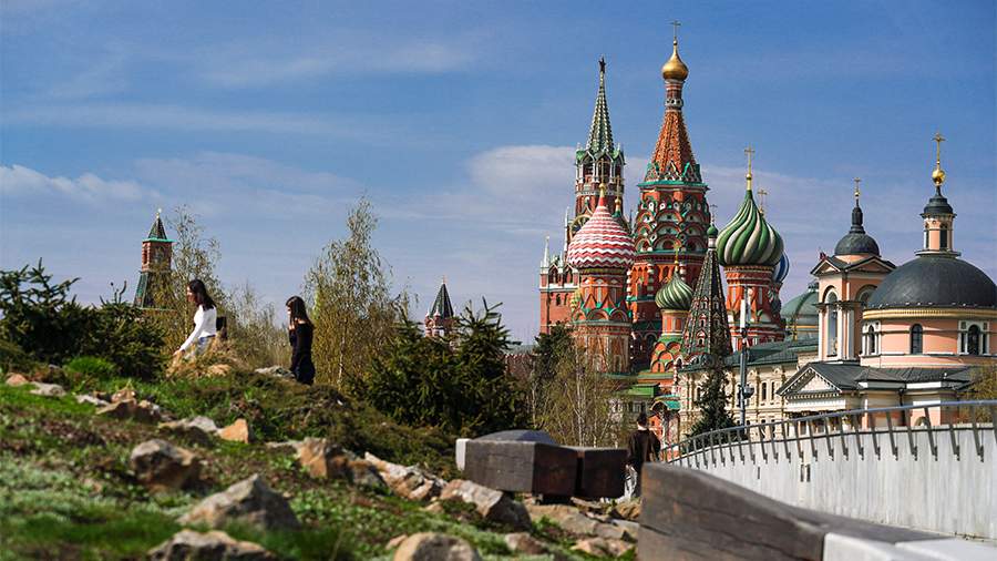 События недели в фотографиях: Пасха, переговоры Путина и эмира Катара, рекордная жара в Москве