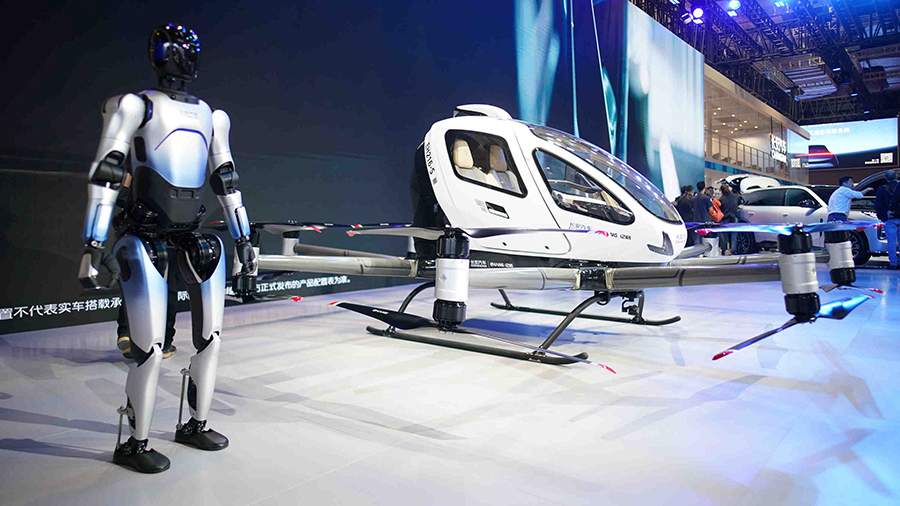 Роботы и брутальные внедорожники: как проходит автосалон в Шанхае