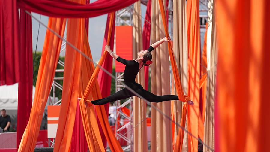 Ноги вверх: в Москве впервые состоялся фестиваль воздушных гимнастов