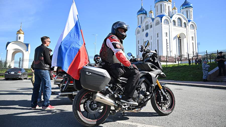 Любимый, полосатый: как отметили День флага в России