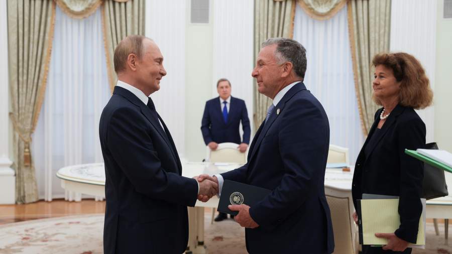 События недели в фотографиях: встреча Путина и Уиткоффа, мощный ливень в Гонконге и извержение вулкана на Камчатке