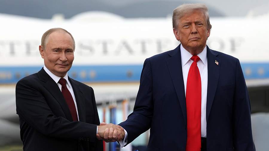 События недели в фотографиях: встреча Путина и Трампа, соревнования роботов и студенческие протесты в Сербии