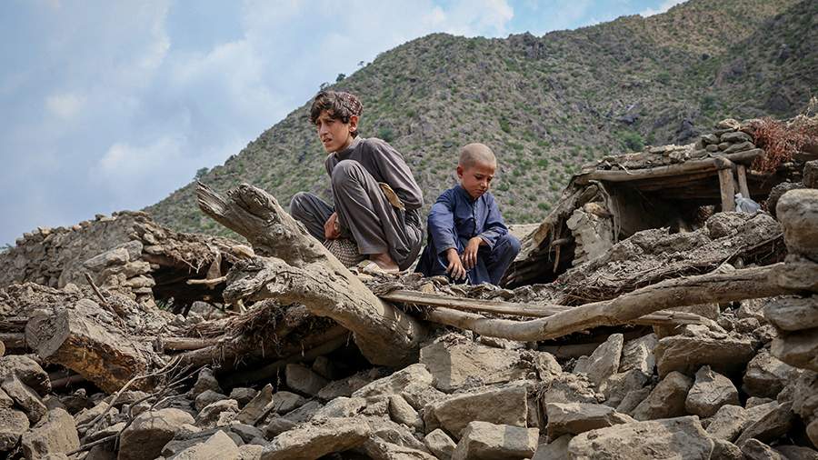 События недели в фотографиях: ВЭФ-2025, землетрясение в Афганистане и лунное затмение