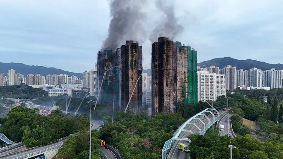 События недели в фотографиях: встреча Путина и Орбана, смертоносный пожар в Гонконге и стрельба около Белого дома