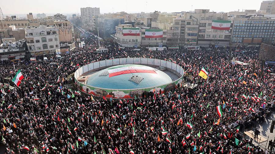 События недели в фотографиях: суд над Юн Сок Ёлем, акции протеста в Сербии и демонстрации в Иране