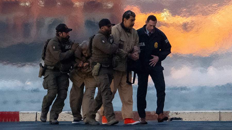 События недели в фотографиях: Мадуро перед судом в США, рекордный снегопад в Москве и рождественские службы