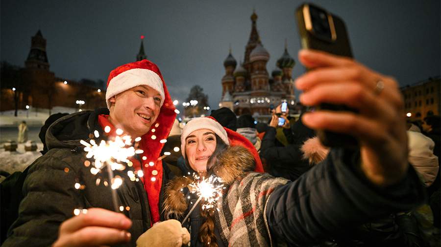 Широко шагая: как россияне встретили Новый год