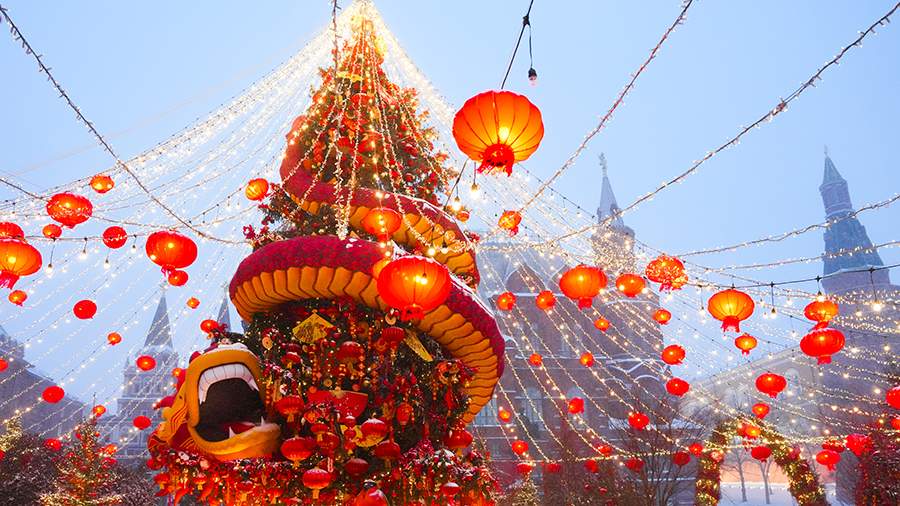 События недели в фотографиях: встреча в Женеве, начало Рамадана и китайский Новый год