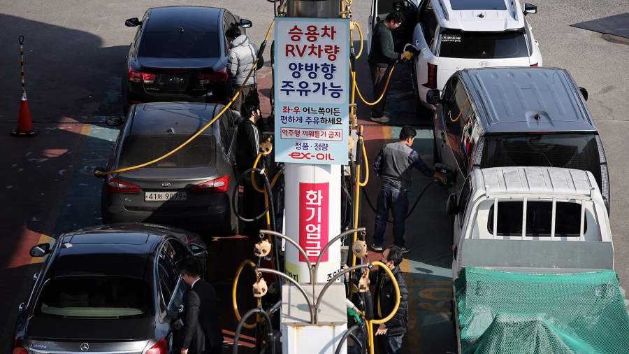 События недели в фотографиях: угроза энергетического кризиса, «золото» на Паралимпиаде и Московская неделя моды