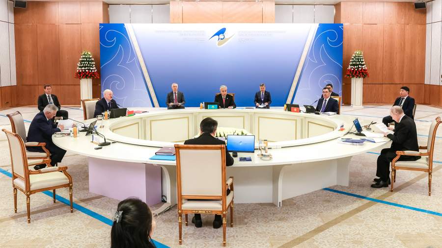 События недели в фотографиях: визит Владимира Путина в Казахстан, празднование Курбан-Байрама и последние звонки
