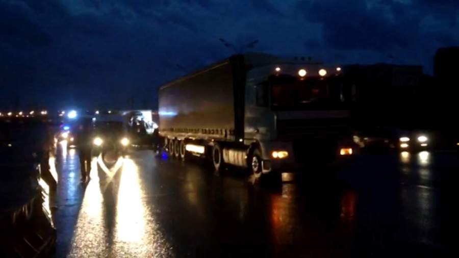 На МКАД легковая машина столкнулась с тягачом