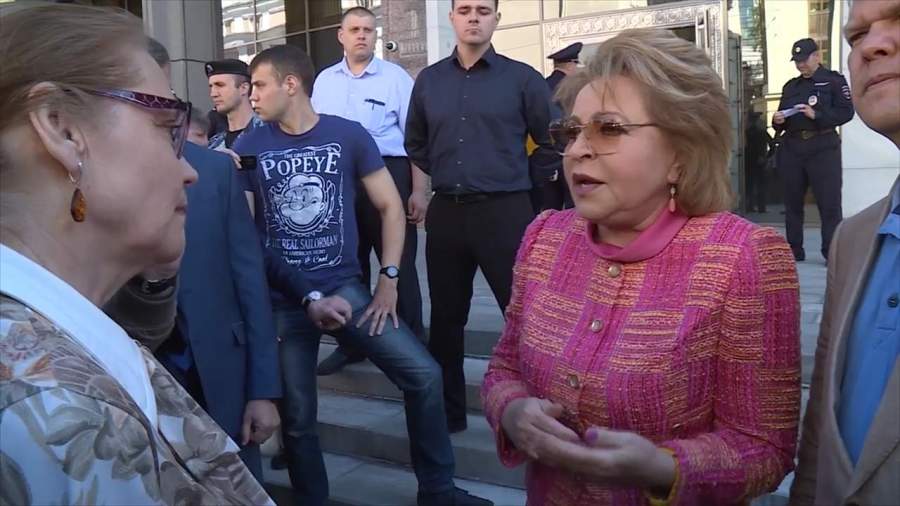 Матвиенко вышла к протестующим против реновации в Москве