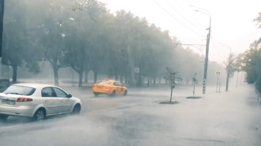 На Москву надвигается ливень с грозой