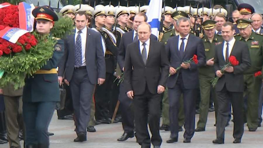 Владимир Путин возложил цветы к Могиле Неизвестного Солдата 
