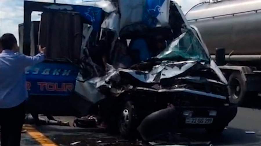 Под Тулой столкнулись микроавтобус и грузовой «КамАЗ»