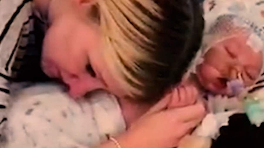 ЕСПЧ решил отключить младенца от аппарата жизнеобеспечения