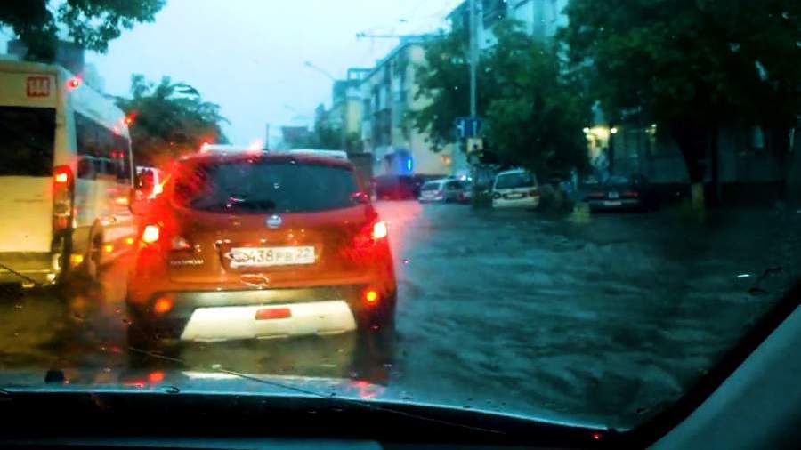 Сильный ливень затопил Барнаул 