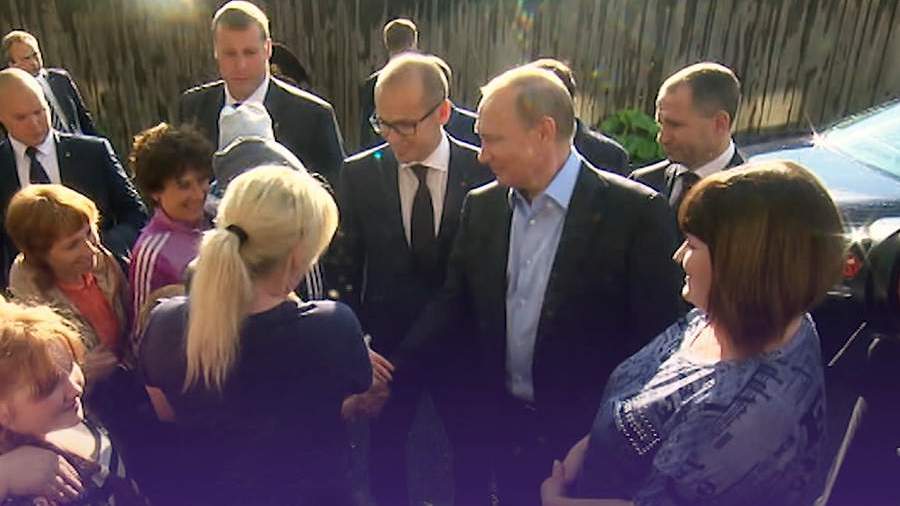 Путин встретился с жильцами аварийного дома в Ижевске 