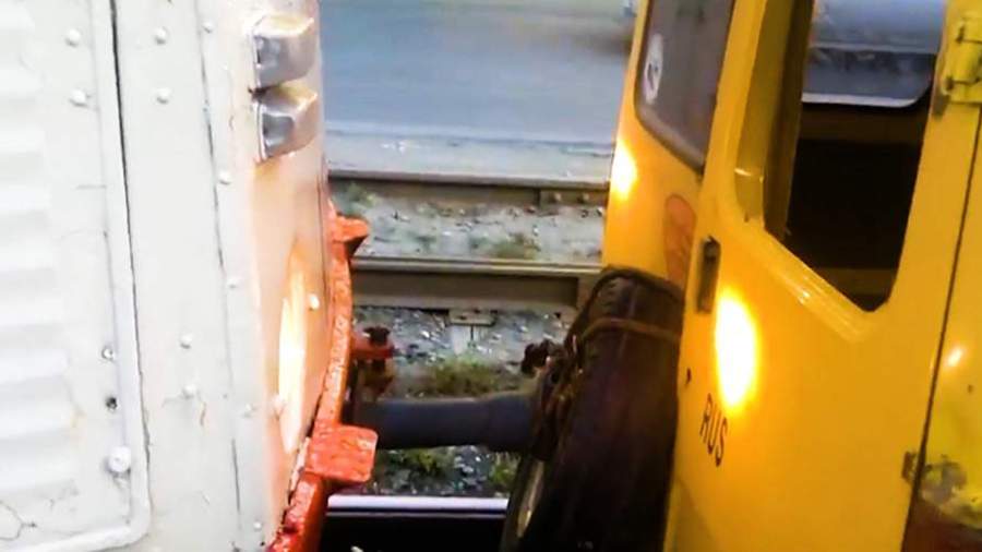 В Челябинске трамвай вытолкнул маршрутку с рельсов