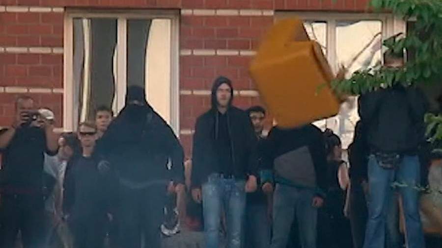 В Гамбурге полиция водометами разгоняет хулиганов перед G20