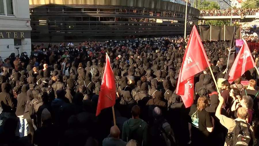 Захарова прокомментировала задержание двух россиян в Гамбурге