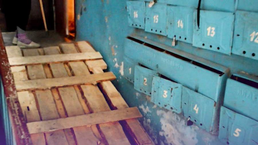 В Кургане в жилом доме обрушилась лестница