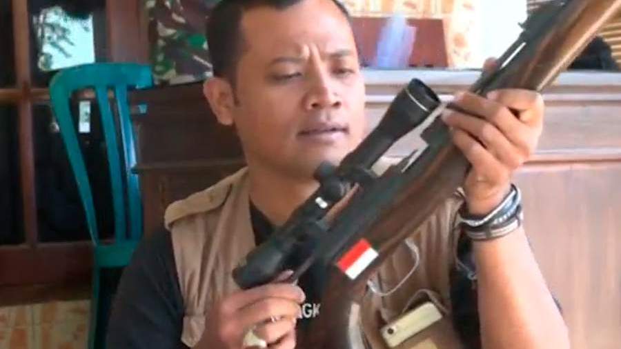 В Индонезии отлавливают агрессивных обезьян и помещают их в тюрьмы 