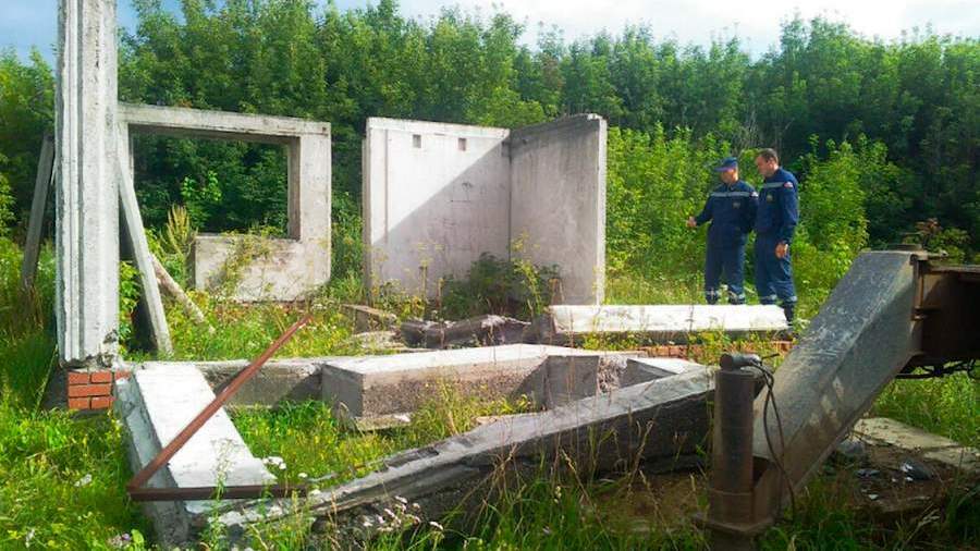 Двое детей погибли из-за падения плиты недостроенного дома 