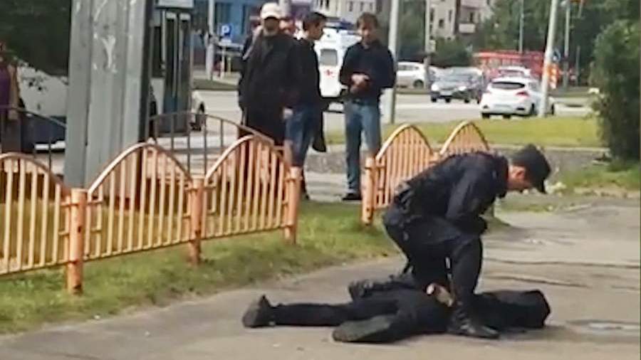 Мужчина напал на прохожих с ножом в Сургуте