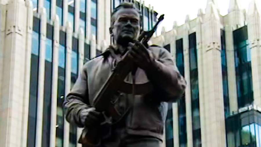 В Москве спилили ошибочную схему на памятнике Калашникову 