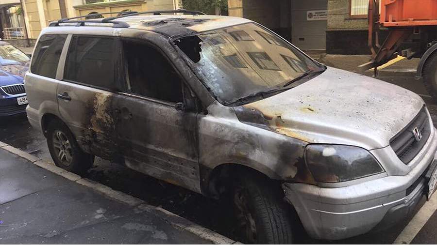 У офиса адвоката Алексея Учителя был совершен поджог автомобилей