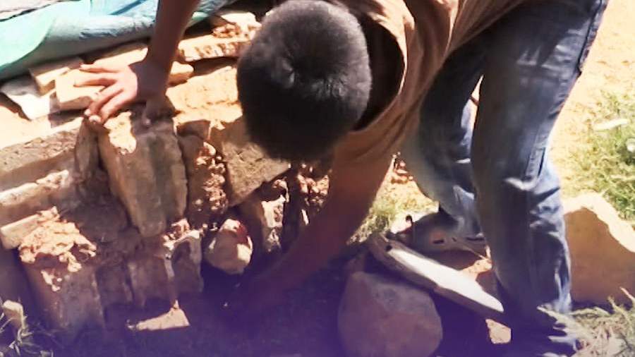 Более 300 детей живут во временном лагере