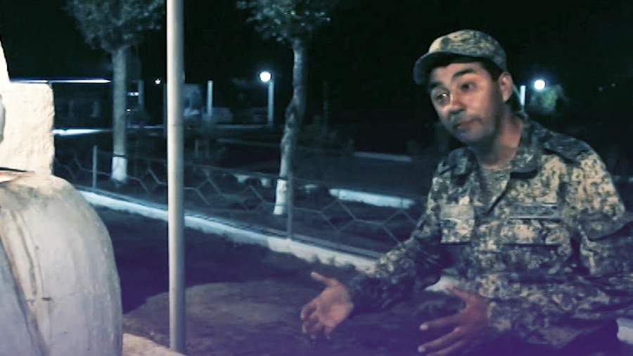 Узбекские военные накормили коллег из России самсой