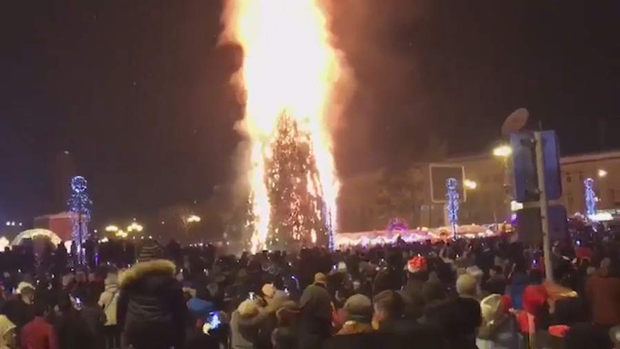 В Южно-Сахалинске сгорела новогодняя елка