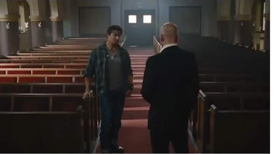 Шварценеггер сделал фото со Сталлоне и его статуей