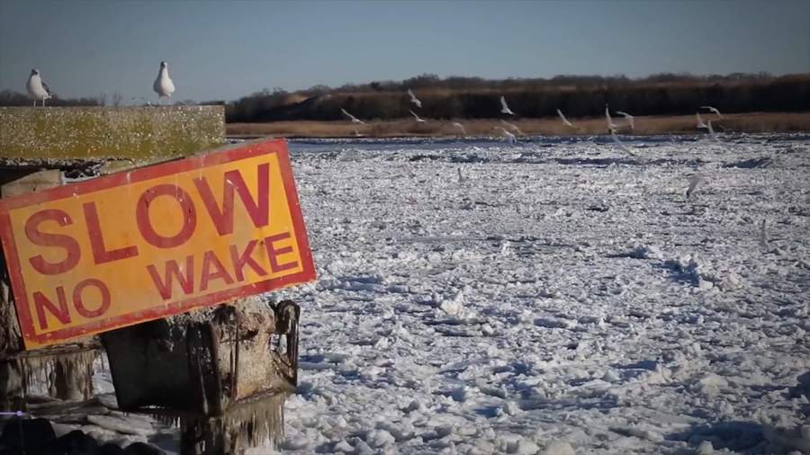 Житель штата Мэн устроил каток на океанском пляже