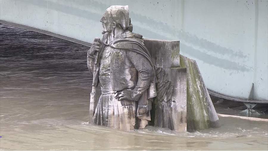 Наводнение в Париже стало самым масштабным за последние 100 лет