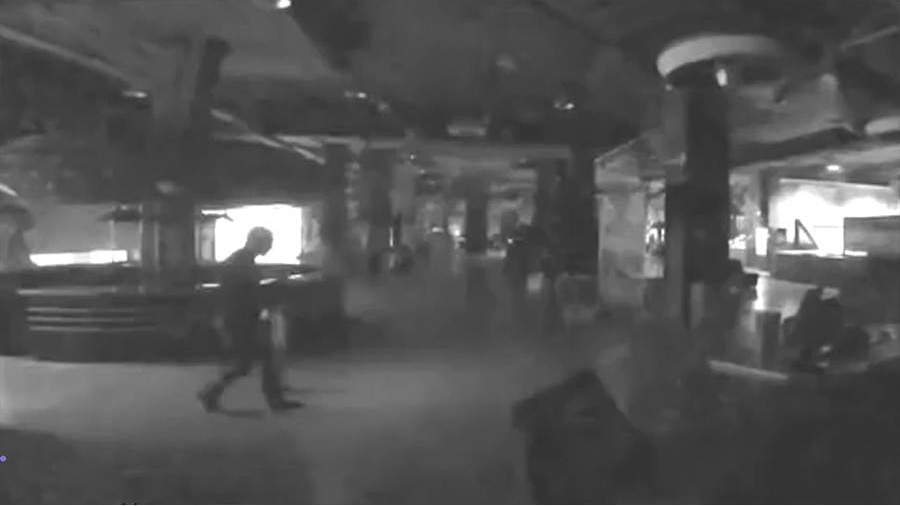 Отец и сын спрятались в ТЦ и всю ночь катались на аттракционах