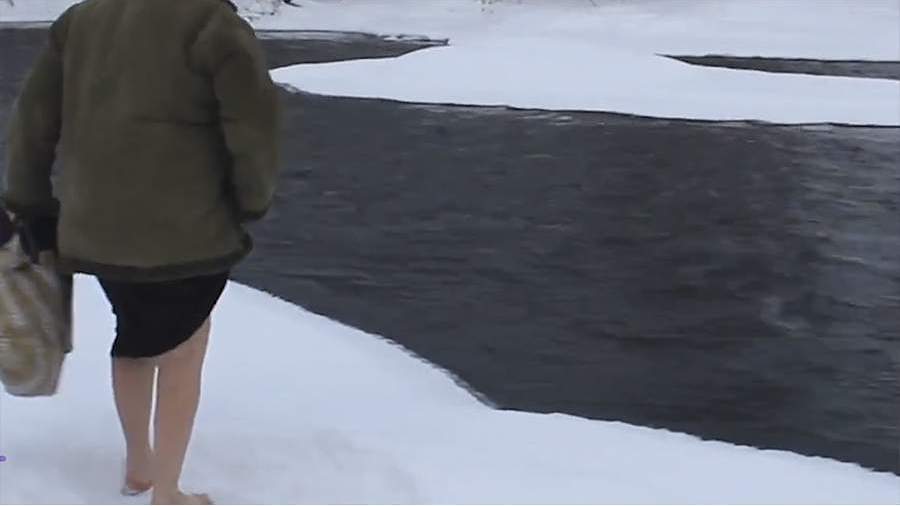 Пенсионерка из Вологодской области ходит за хлебом вброд через реку