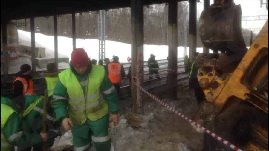 Экскаватор упал с моста на электричку в Москве