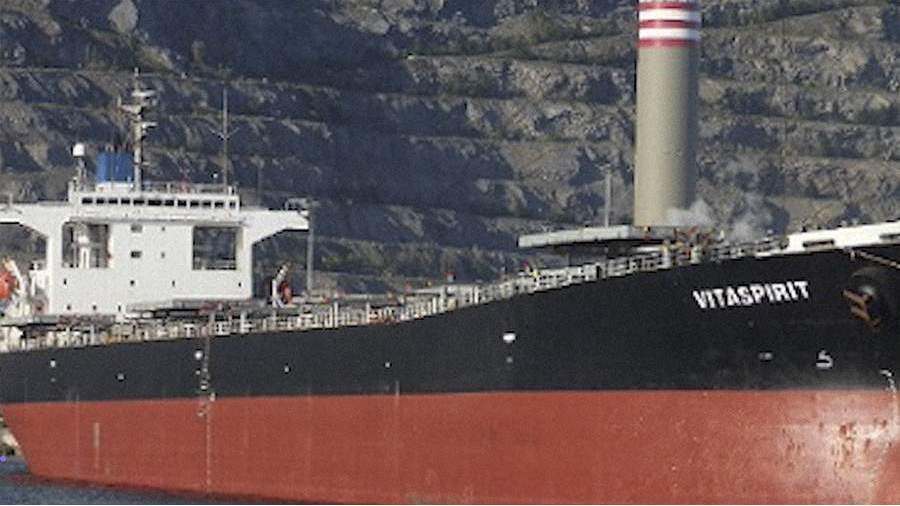 Танкер врезался в исторический особняк на Босфоре