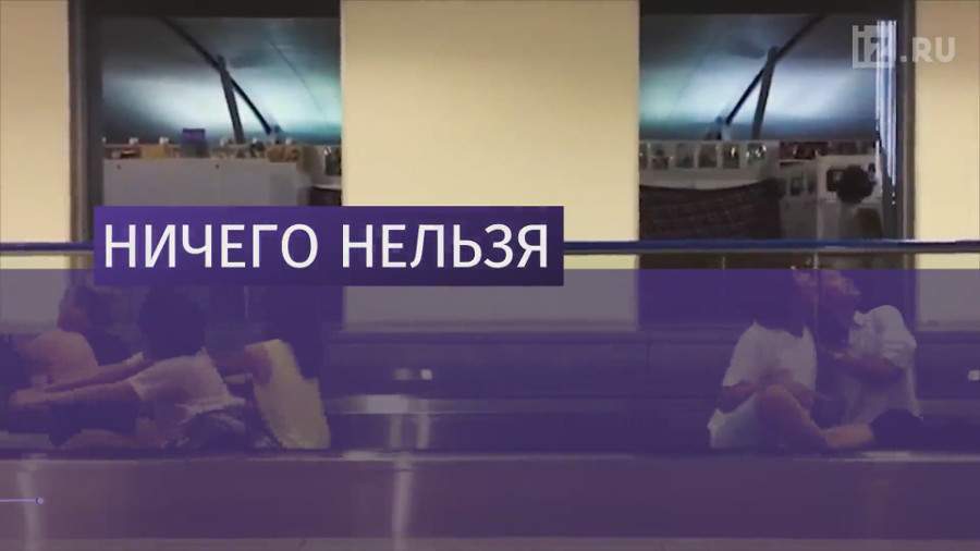 В аэропортах Москвы запретили сидеть на полу и лежать на сиденьях