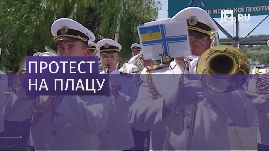 Украинские морпехи назло Порошенко вышли на плац в черных беретах