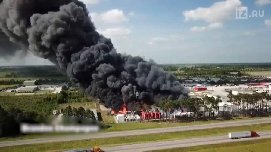 В американской Луизиане загорелся химический завод