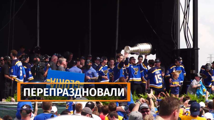 Российский хоккеист упал с пожарной машины во время чемпионского парада