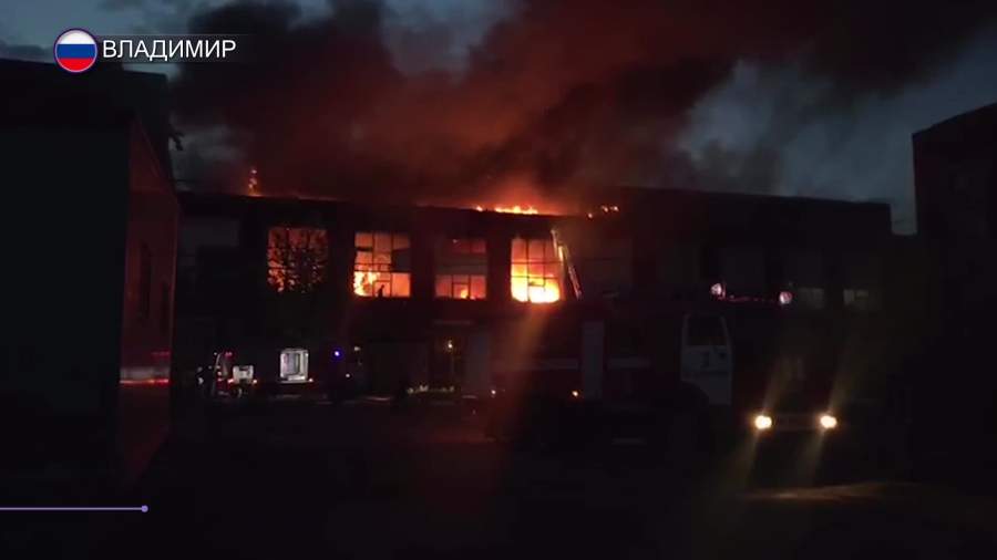 Крупный пожар произошел на заводе во Владимире