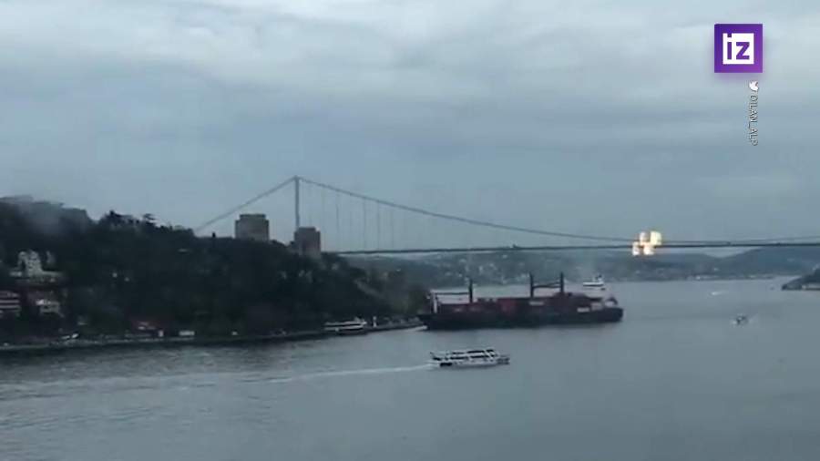 Сухогруз врезался в набережную на Босфоре