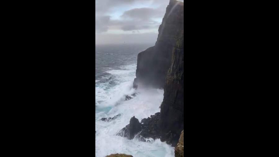 В Сети появилось видео текущей вверх по горному склону воды