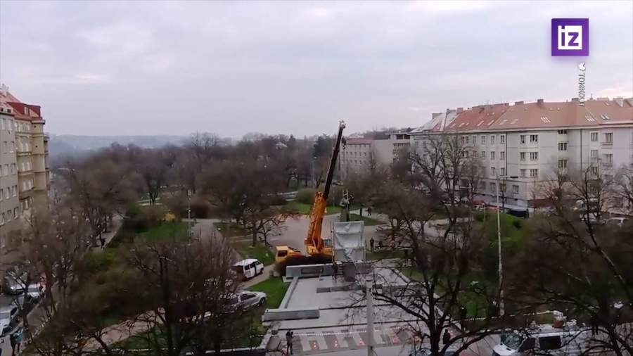 В Праге демонтировали памятник маршалу Коневу