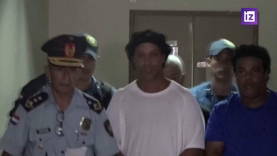 Роналдиньо вышел из тюрьмы в Парагвае